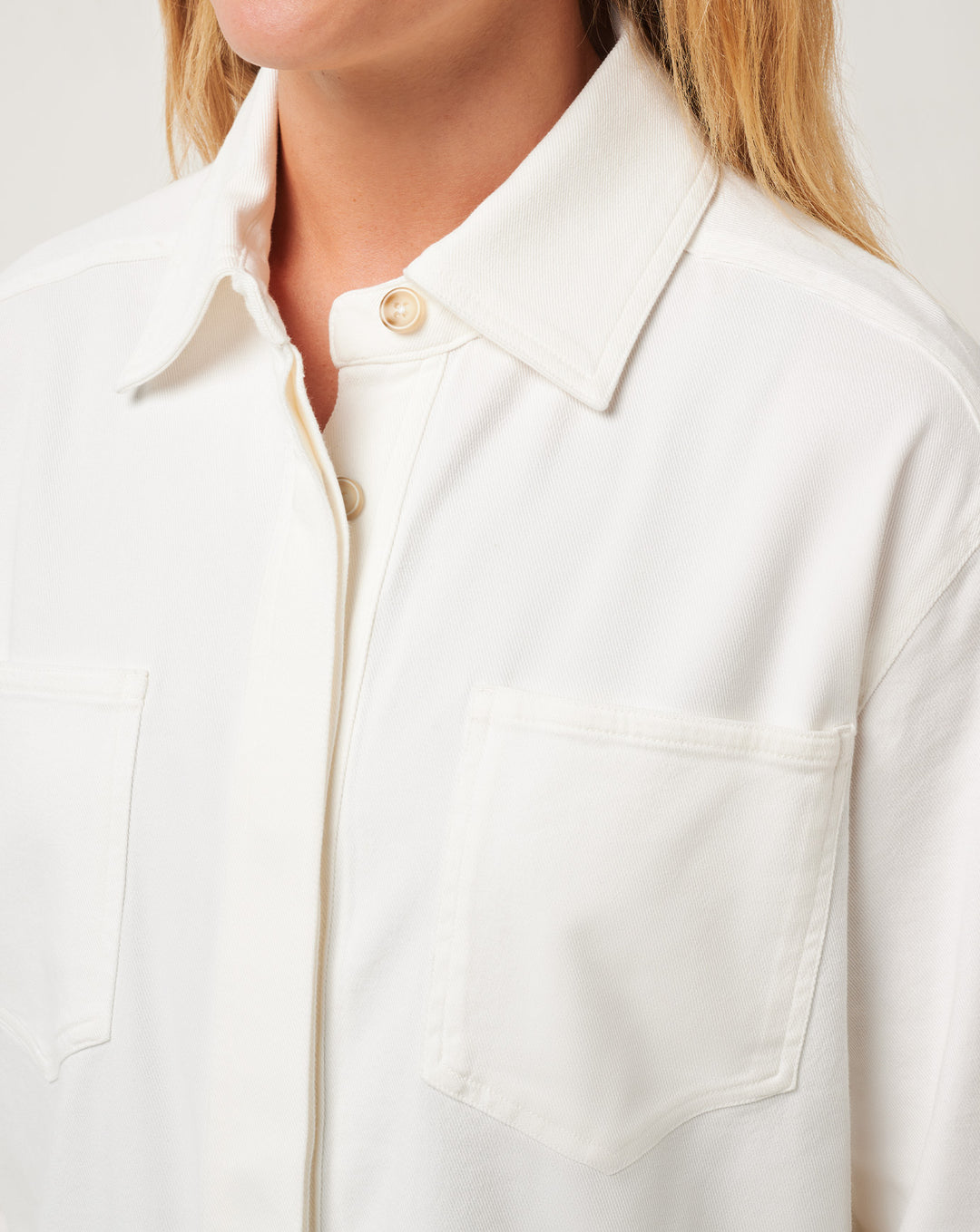 Women’s Everyday Button Down collar and pocket detail